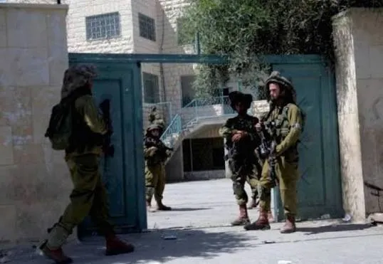 الاحتلال يواصل اقتحام منازل المواطنين والاعتداء عليهم في مخيم الفارعة جنوب طوباس